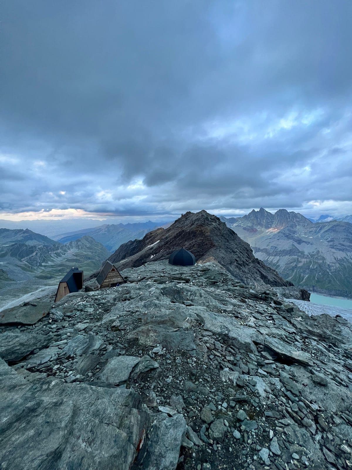 View of Refuge-Igloo des Pantalons and the outhouse. The triangle structure in the middle is not accesiable.