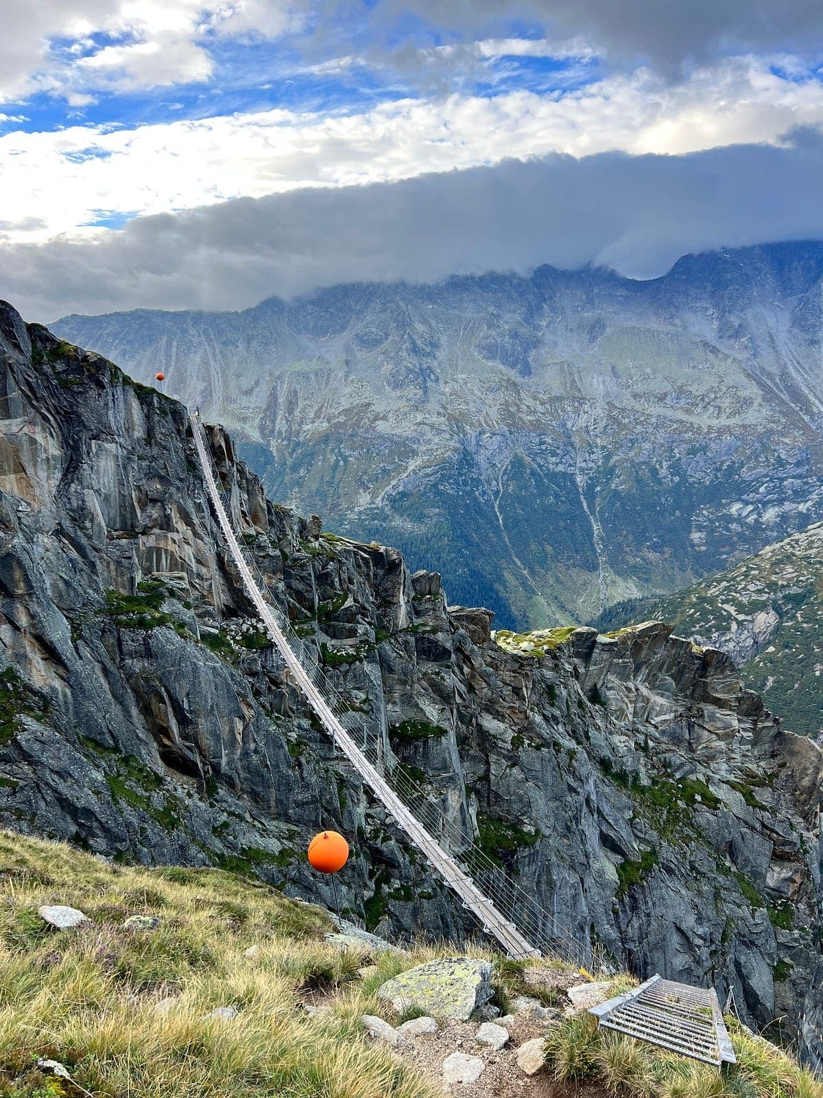 A drone shot of the start of the trail, and a nice view of Salbit bridge